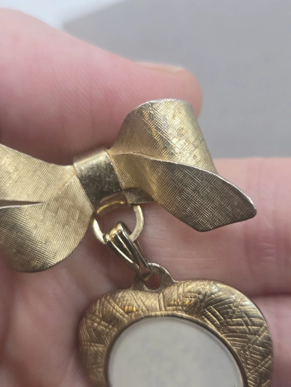 Vintage Gold Dangling Heart Bow Photo Brooch Pin VTG PTL Locket Shape Romantic